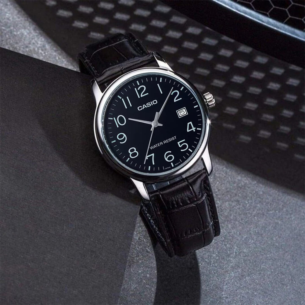 Casio MTP-V002L-1BU con correa negra fotografiado sobre escritorio