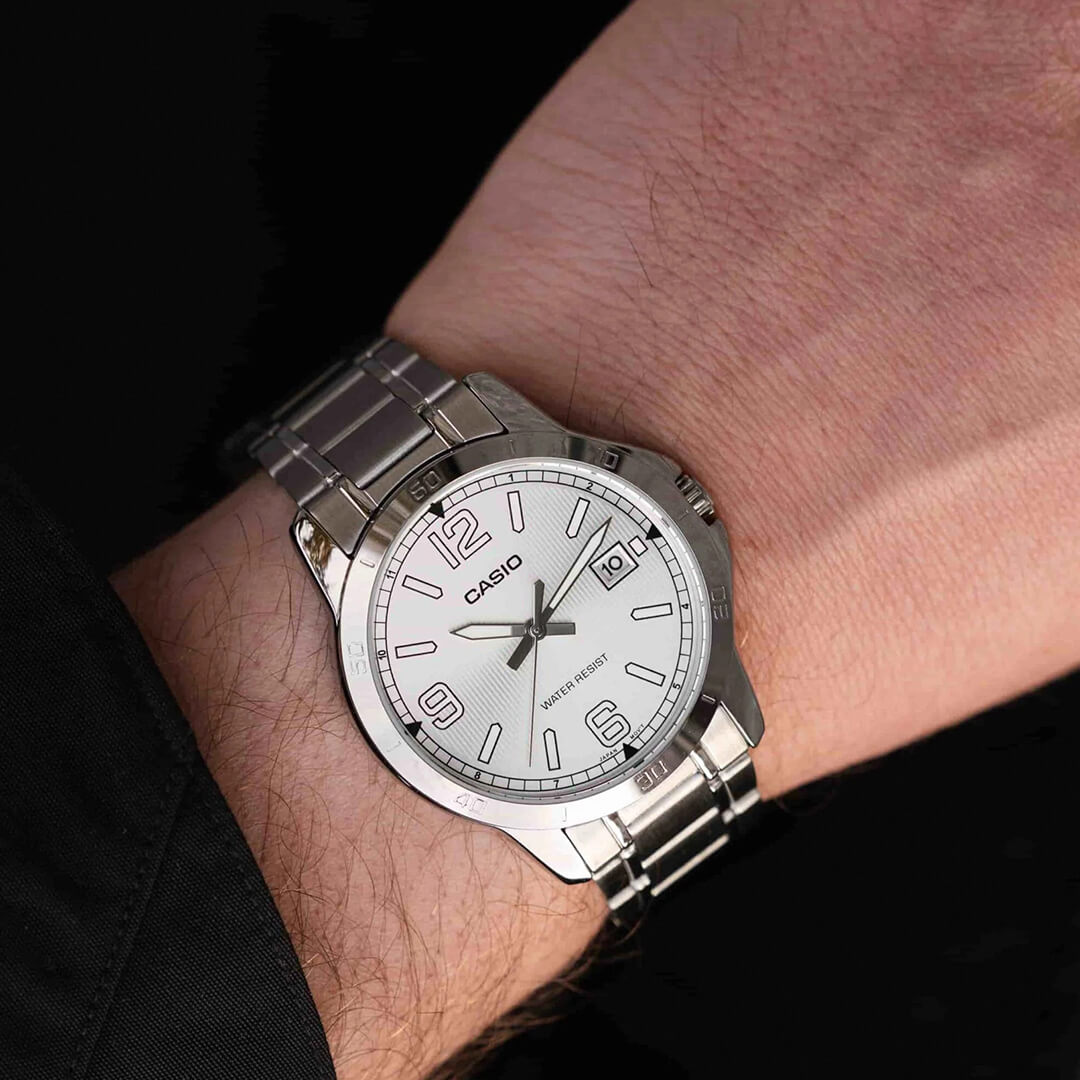 Reloj Casio MTP-V004D-7B2UDF puesto en la muñeca, estilo clásico elegante