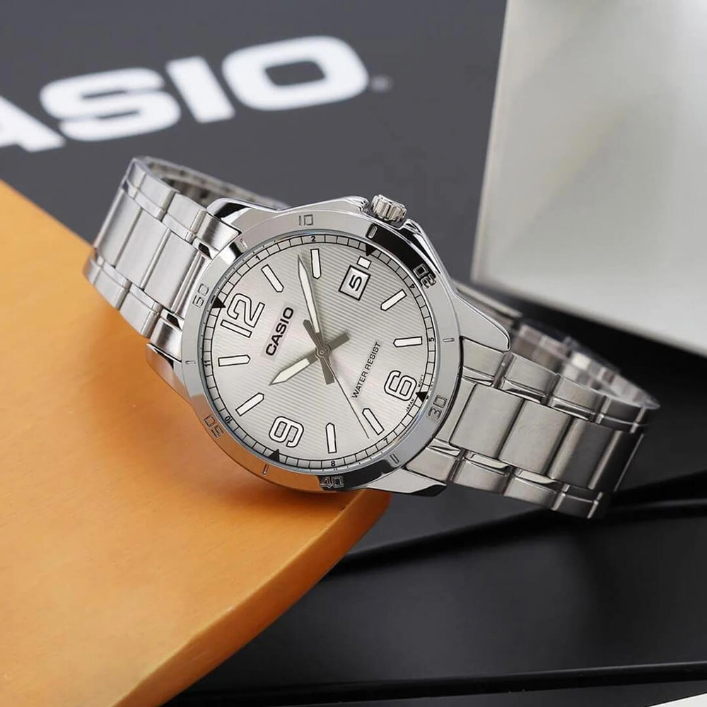 Vista lateral del Reloj Casio MTP-V004D-7B2UDF con brazalete de acero plateado