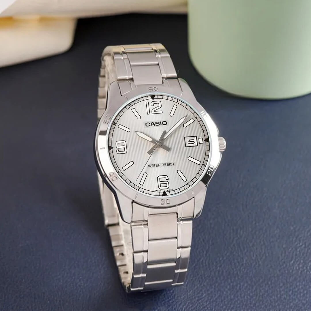 Detalle de la esfera plateada y función de fecha del Reloj Casio MTP-V004D-7B2UDF