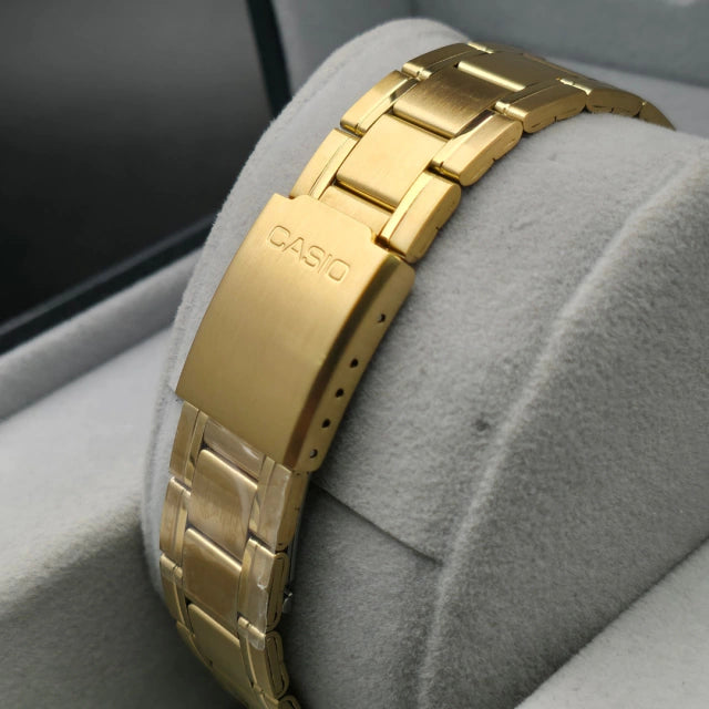 Detalle de la esfera negra y calendario del Reloj Casio MTP-V004G-1B