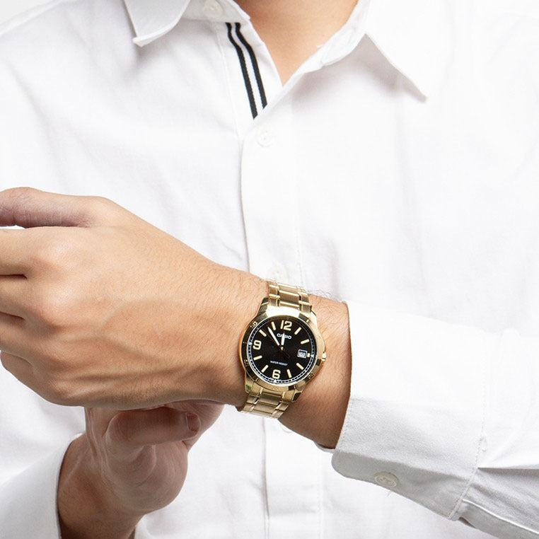 Reloj Casio MTP-V004G-1B puesto en la muñeca, estilo clásico hombre