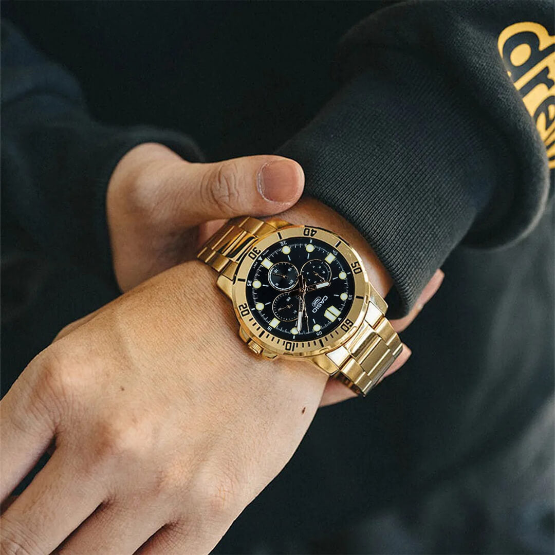 Reloj Casio MTP-V004G-1C puesto en la muñeca, estilo clásico hombre