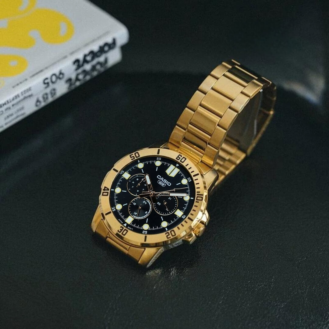 Detalle de la esfera negra e índices de barra del Reloj Casio MTP-V004G-1C