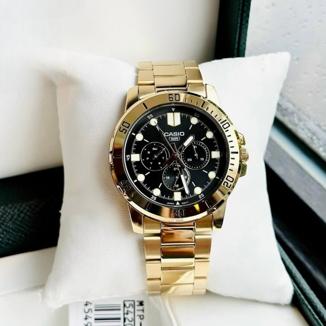 Detalle de la esfera negra e índices de barra del Reloj Casio MTP-V004G-1C