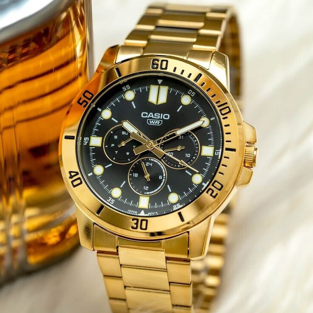 Vista lateral del Reloj Casio MTP-V004G-1C con brazalete de acero dorado