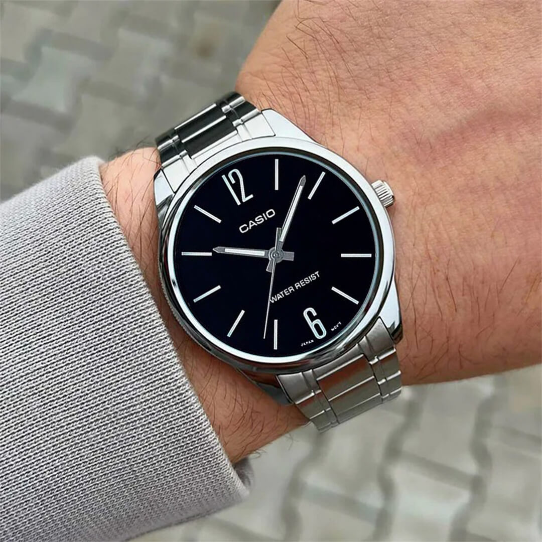 Reloj Casio MTP-V005D-1B puesto en la muñeca, estilo minimalista masculino