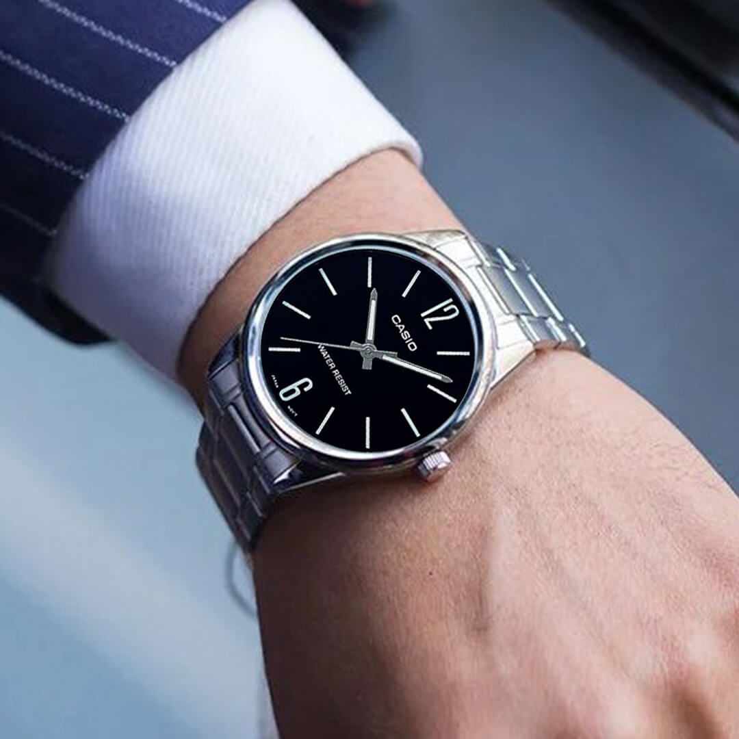 Detalle de la esfera negra del Reloj Casio MTP-V005D-1B puesto en muñeca estilo elegante