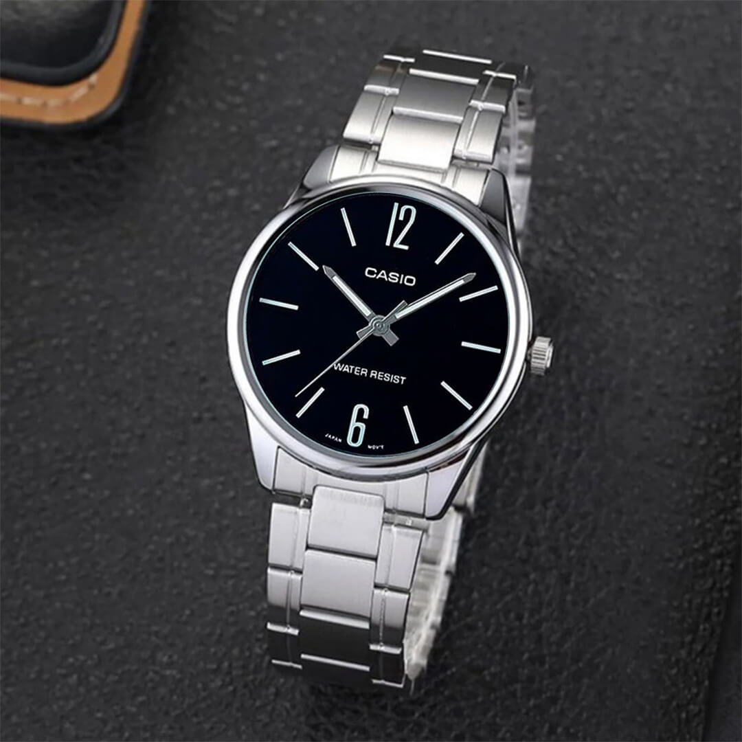 Vista lateral del Reloj Casio MTP-V005D-1B con brazalete de acero plateado