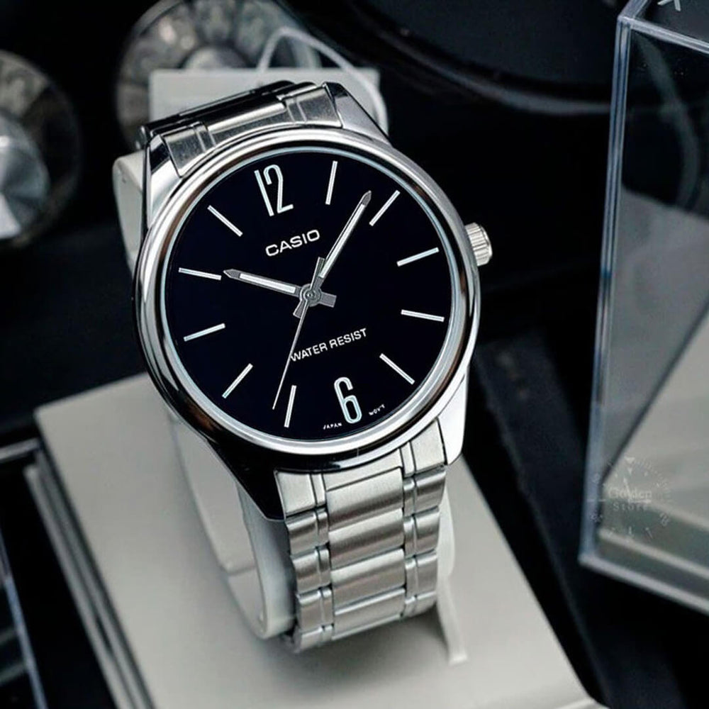 Vista lateral del Reloj Casio MTP-V005D-1B con brazalete de acero plateado de portada