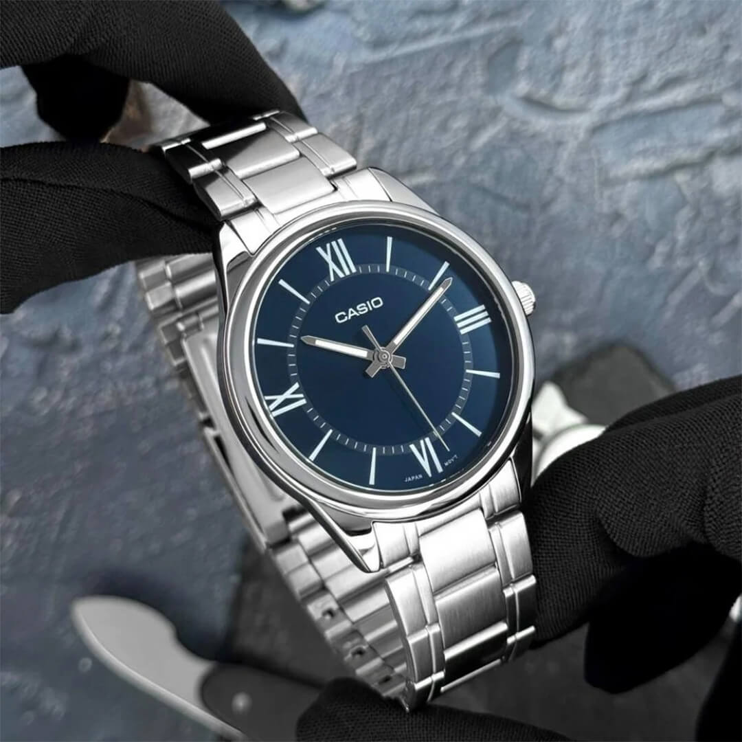 Casio MTP-V005D-2B5 con esfera azul y brazalete plateado