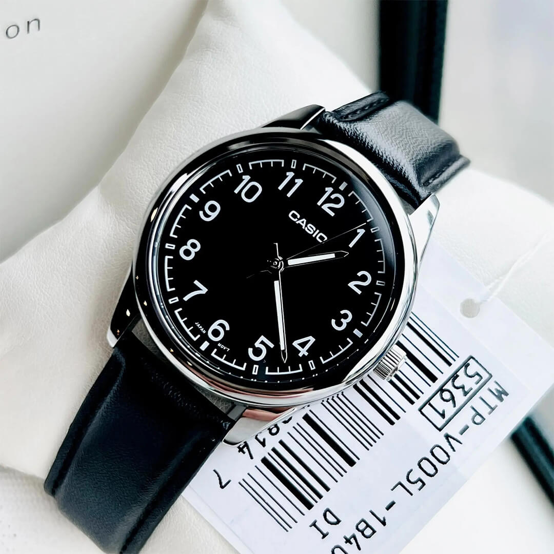 Detalle de la esfera negra con números arábigos del Reloj Casio MTP-V005L-1B4
