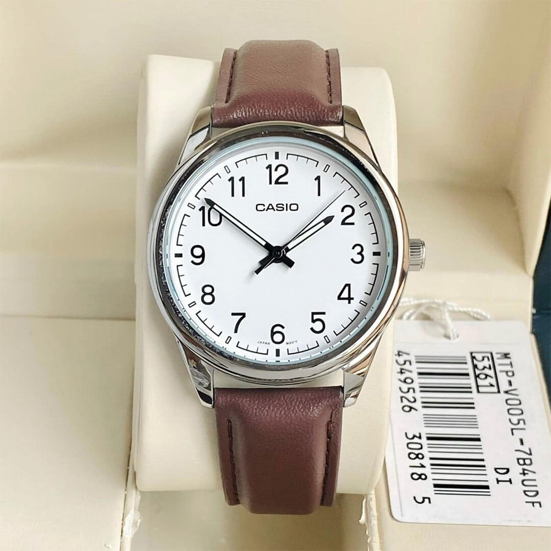 Detalle de la esfera blanca con números del Reloj Casio MTP-V005L-7B4
