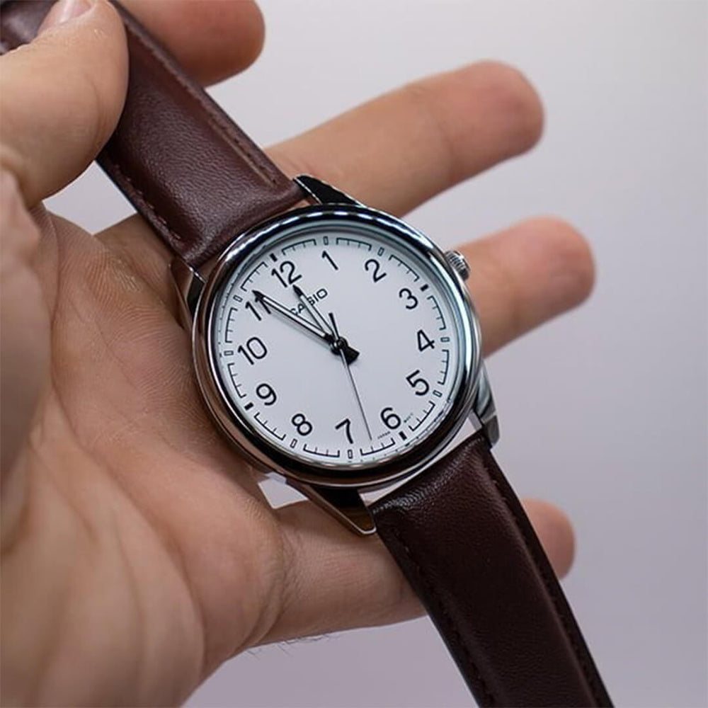 Vista lateral del Reloj Casio MTP-V005L-7B4 con correa de cuero marrón