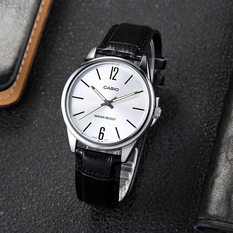 Detalle de la esfera y correa de cuero negro del reloj Casio MTP-V005L-7BU.