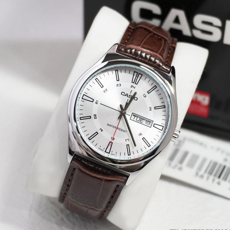 Casio MTP-V006L-7C reloj masculino elegante con esfera blanca y estilo formal.