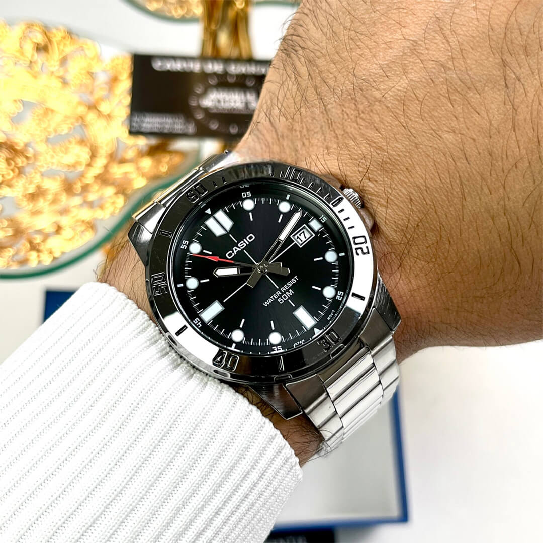 Reloj Casio MTP-VD01D-1E en muñeca de hombre