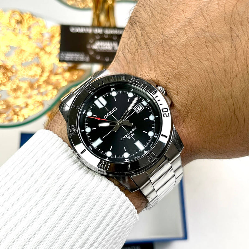 Reloj Casio MTP-VD01D-1E en muñeca de hombre