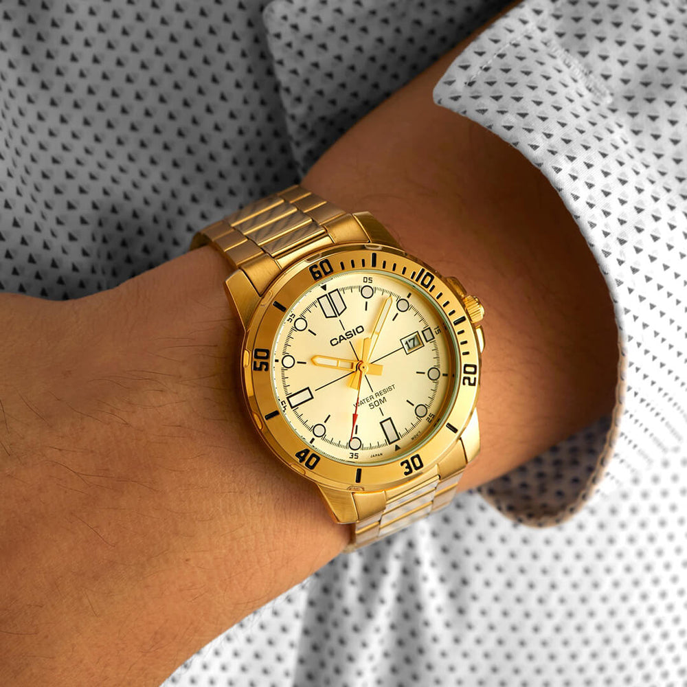 Casio MTP-VD01G-9E reloj analógico para hombre con caja dorada, calendario y correa de acero.