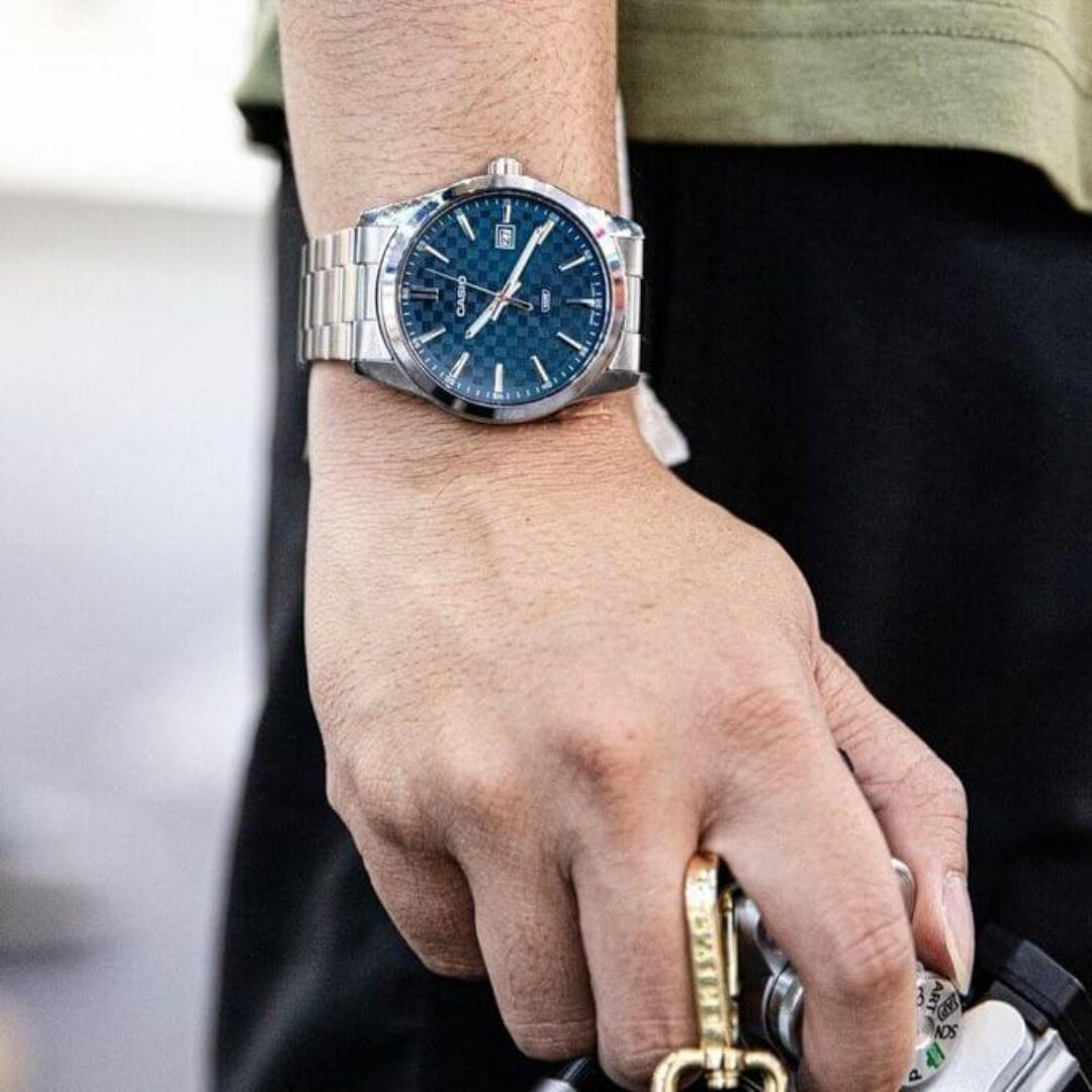 Vista lateral del Reloj Casio MTP-VD03D-2A2 con brazalete de acero plateado