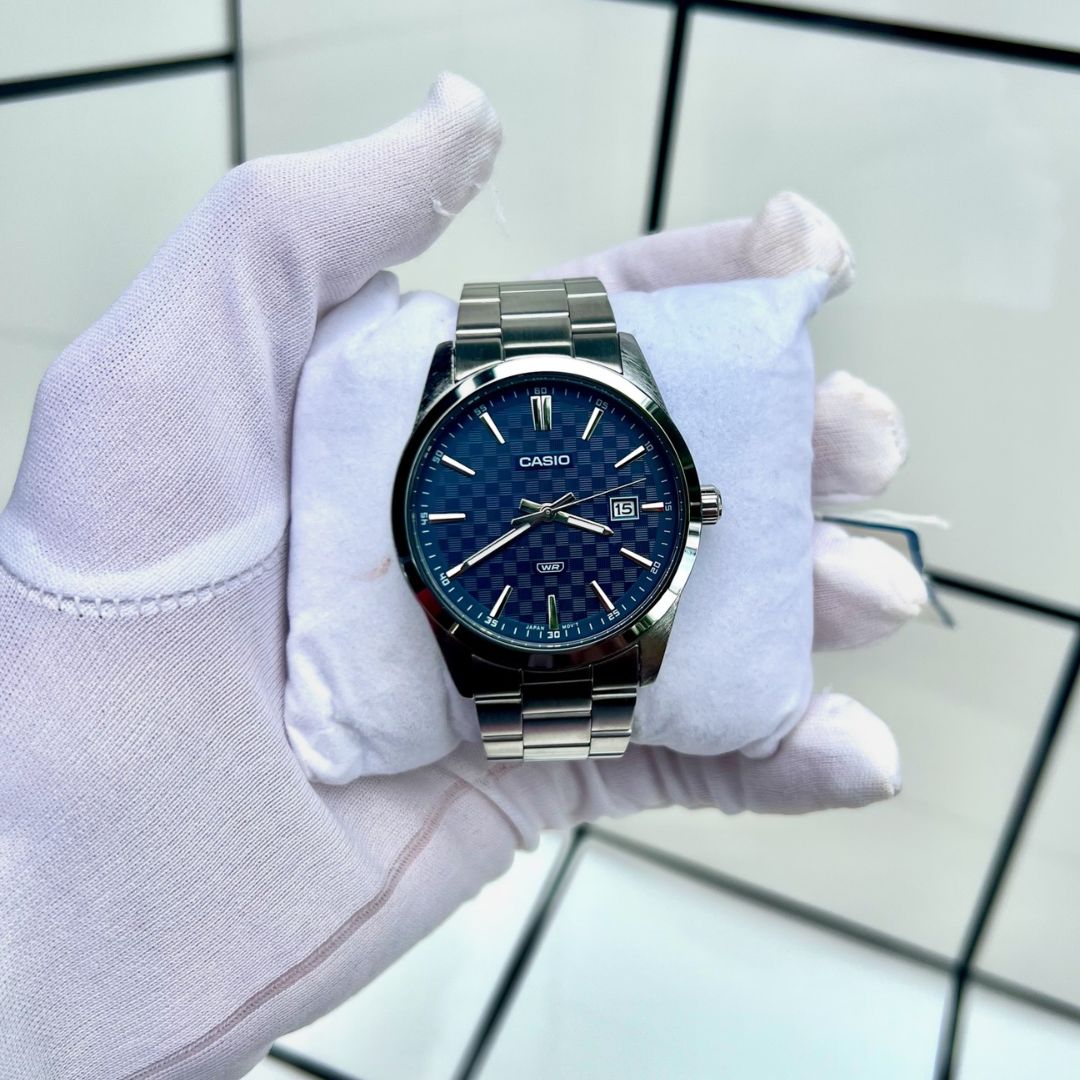 Detalle de la esfera azul del Reloj Casio MTP-VD03D-2A2