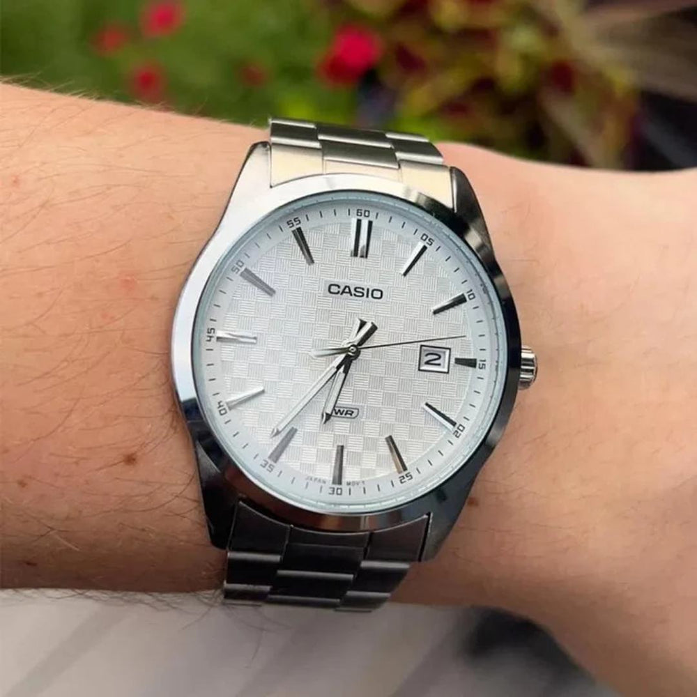 Vista lateral del Reloj Casio MTP-VD03D-7A con brazalete de acero plateado
