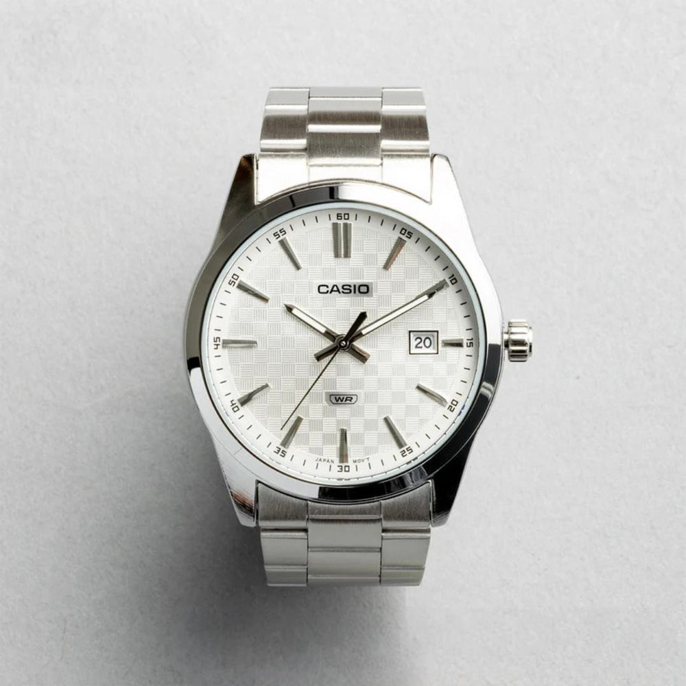 Detalle de la esfera blanca del Reloj Casio MTP-VD03D-7A