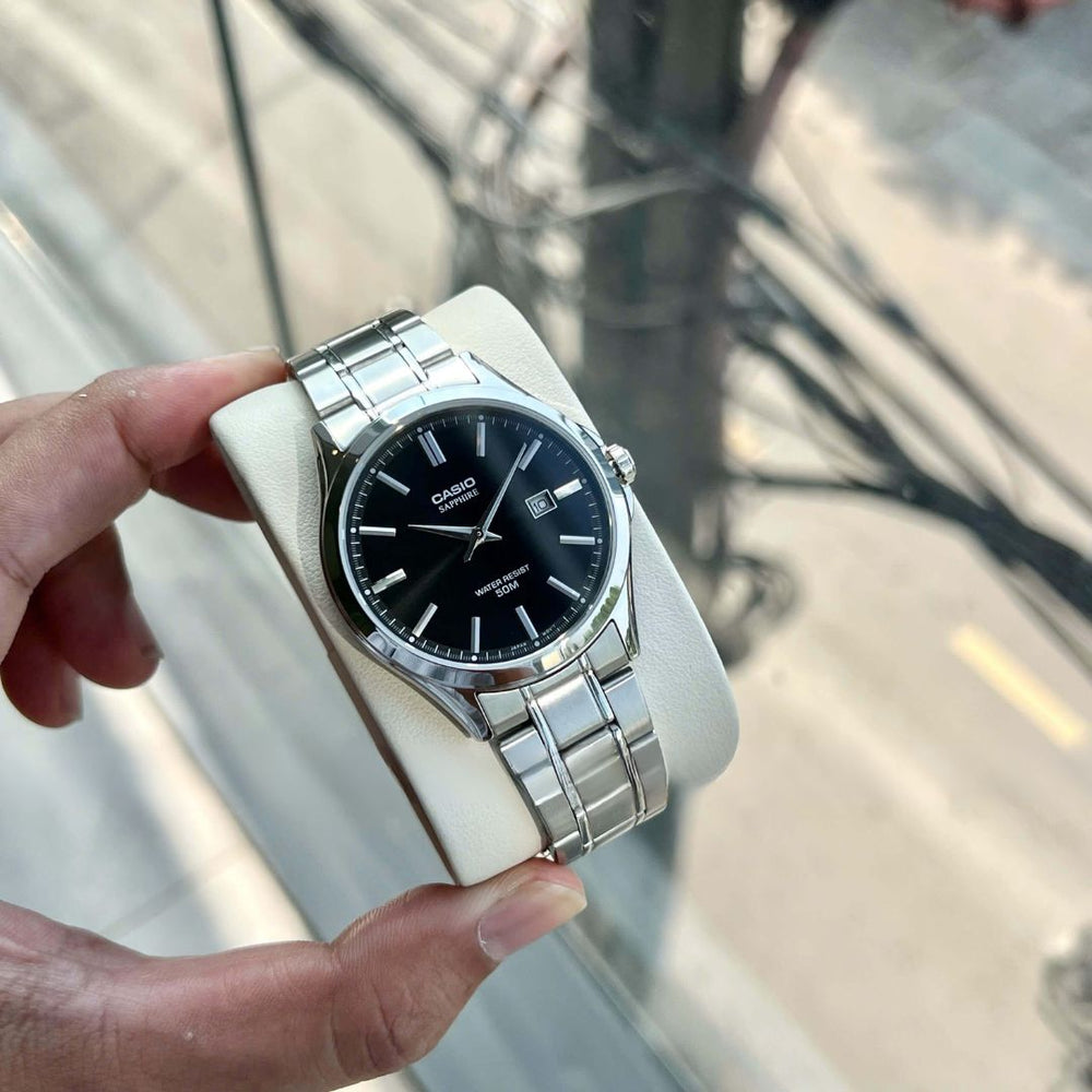 Vista lateral del Reloj Casio MTS-115D-1A con cristal de zafiro