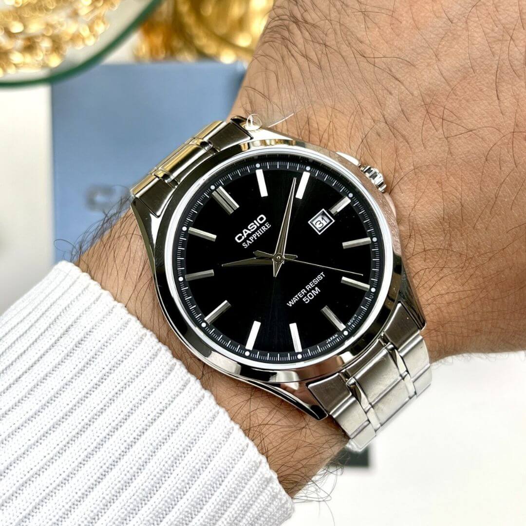 Reloj Casio MTS-115D-1A puesto en la muñeca, estilo clásico elegante