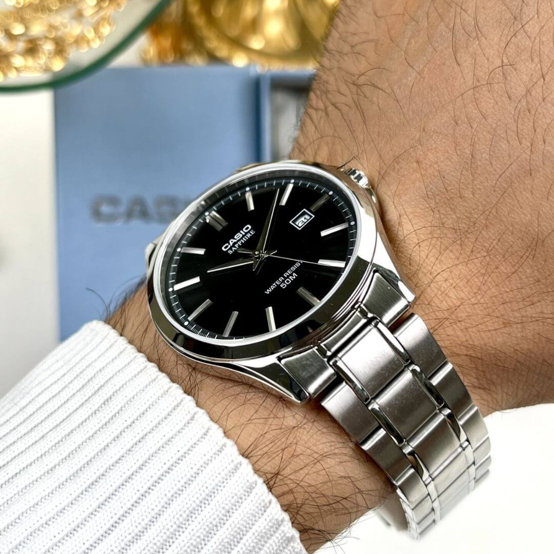 Reloj Casio MTS-115D-1A plateado con esfera negra para hombre