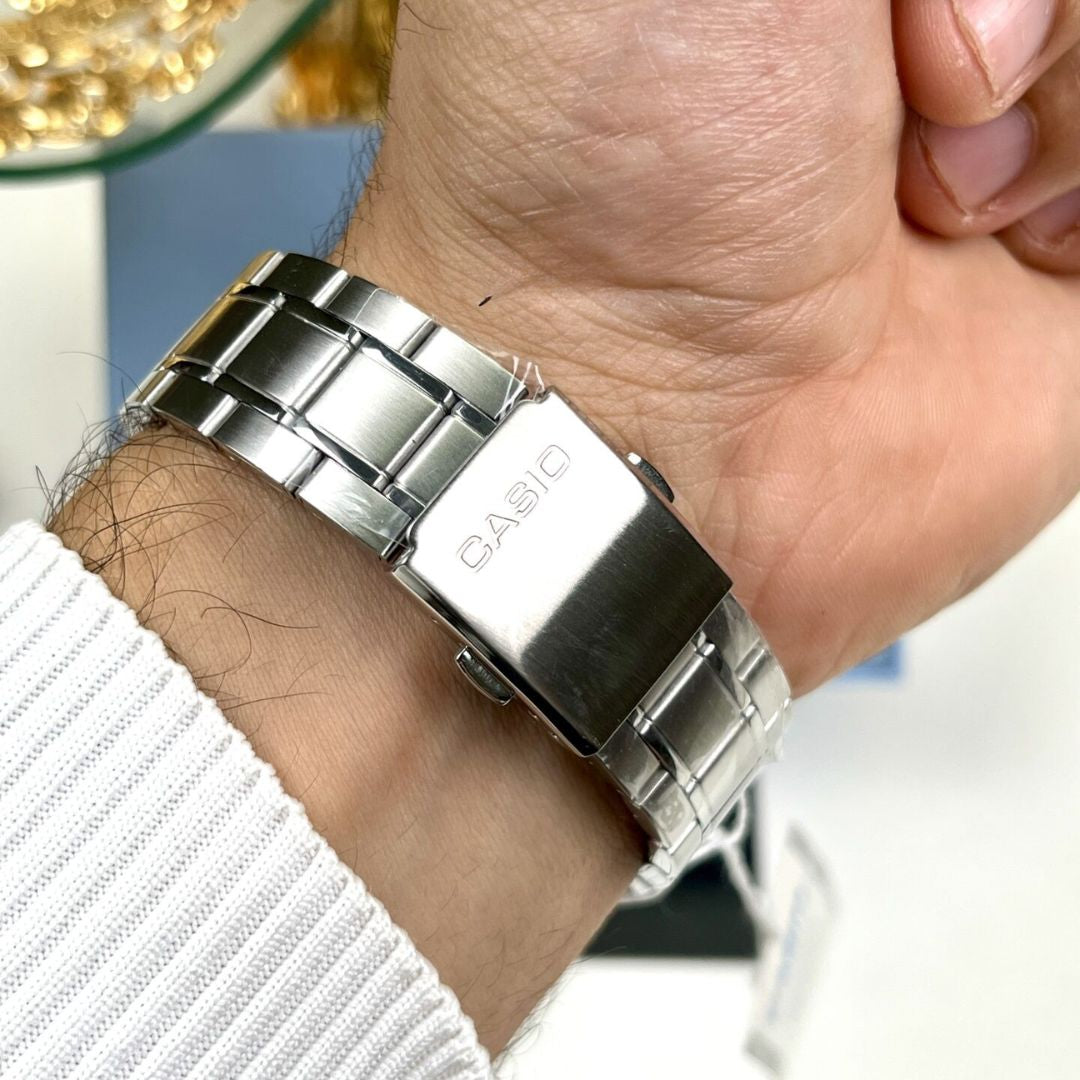 Reloj Casio MTS-115D-1A detalle correa, estilo clásico elegante