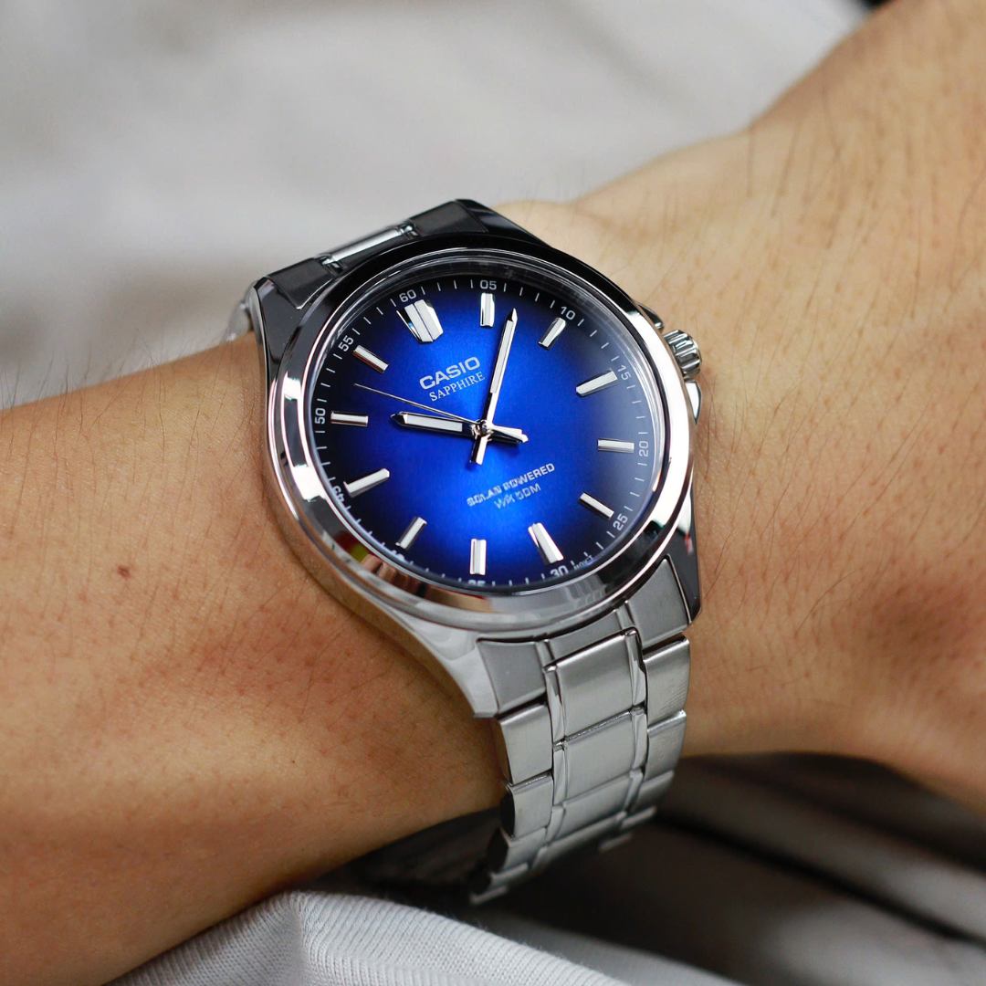 Reloj Casio MTS-RS100D-2A puesto en la muñeca, estilo clásico elegante