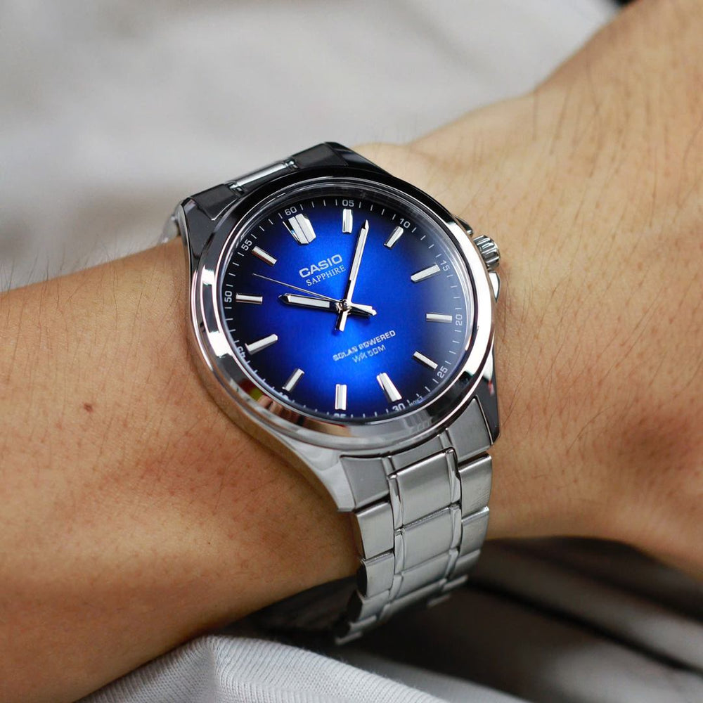 Reloj Casio MTS-RS100D-2A puesto en la muñeca, estilo clásico elegante