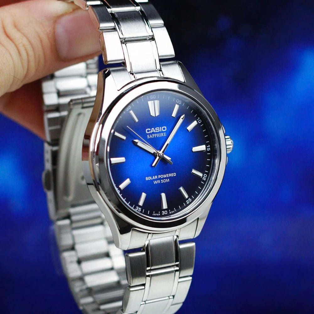 Detalle de la esfera azul con acabado sunray del Reloj Casio MTS-RS100D-2A