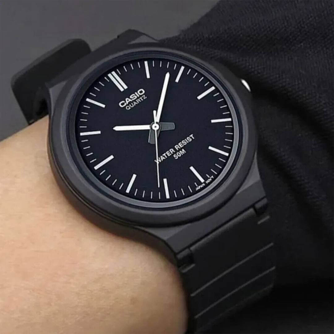 Casio MW-240-1EV reloj masculino con esfera negra y estilo casual moderno.