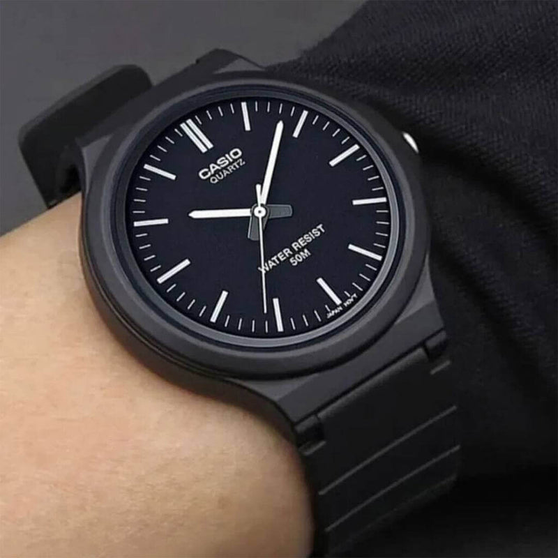 Casio MW-240-1EV reloj masculino con esfera negra y estilo casual moderno.
