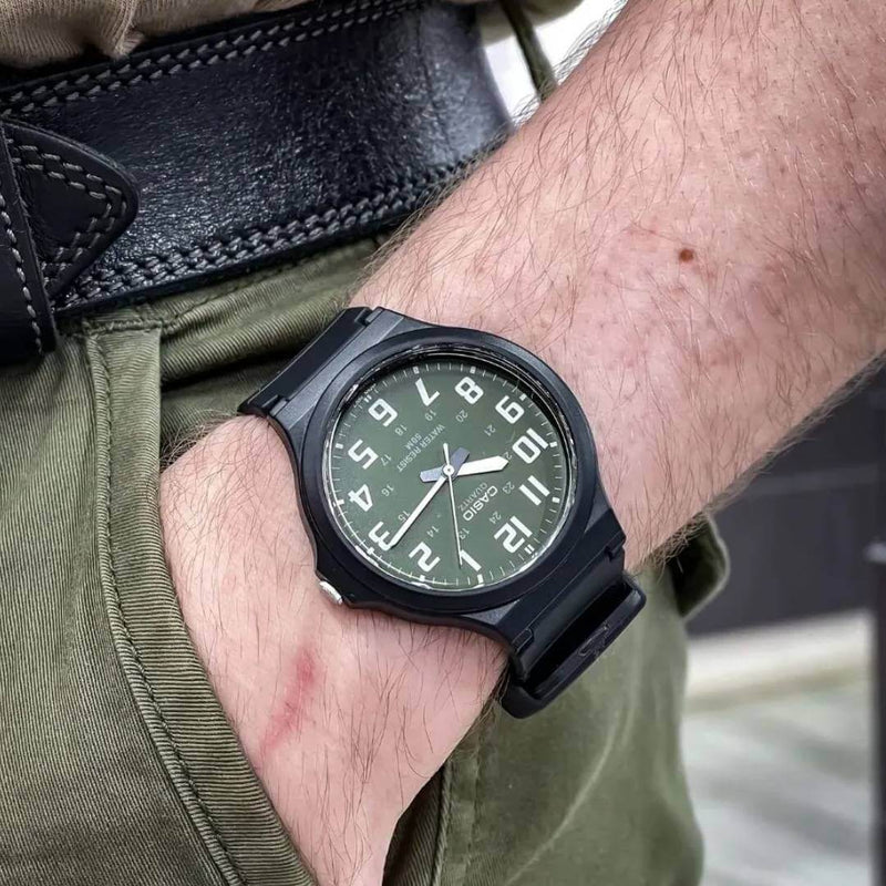 Casio MW-240-3BV reloj masculino con esfera verde y estilo casual moderno.