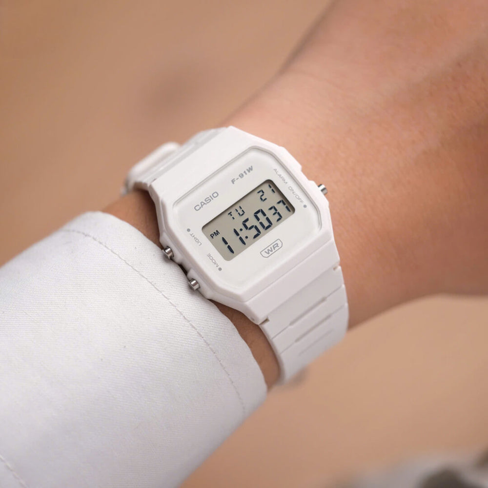 Casio F-91WB-7A digital vintage color blanco con diseño minimalista.