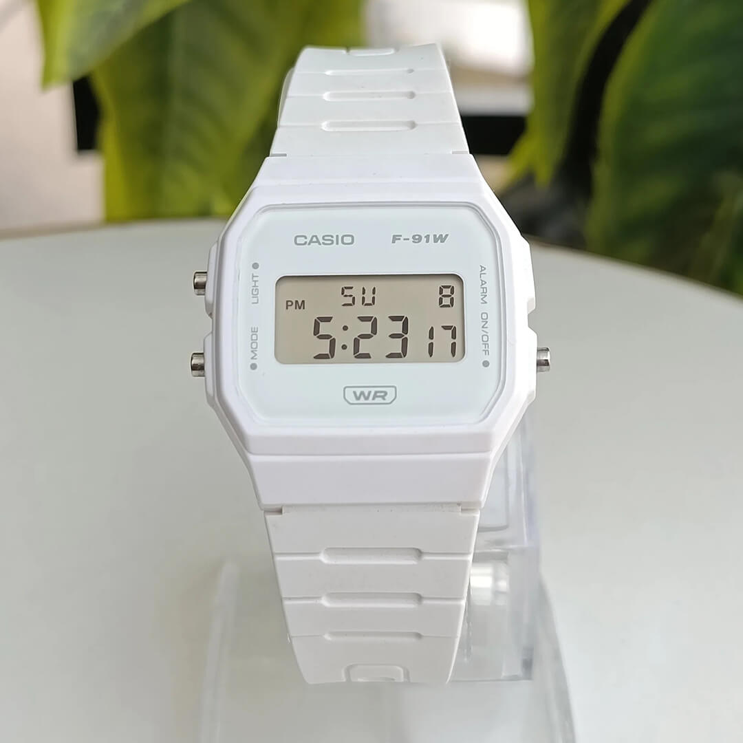 Reloj Casio Retro F-91WB-7A resistente y ligero para uso diario.
