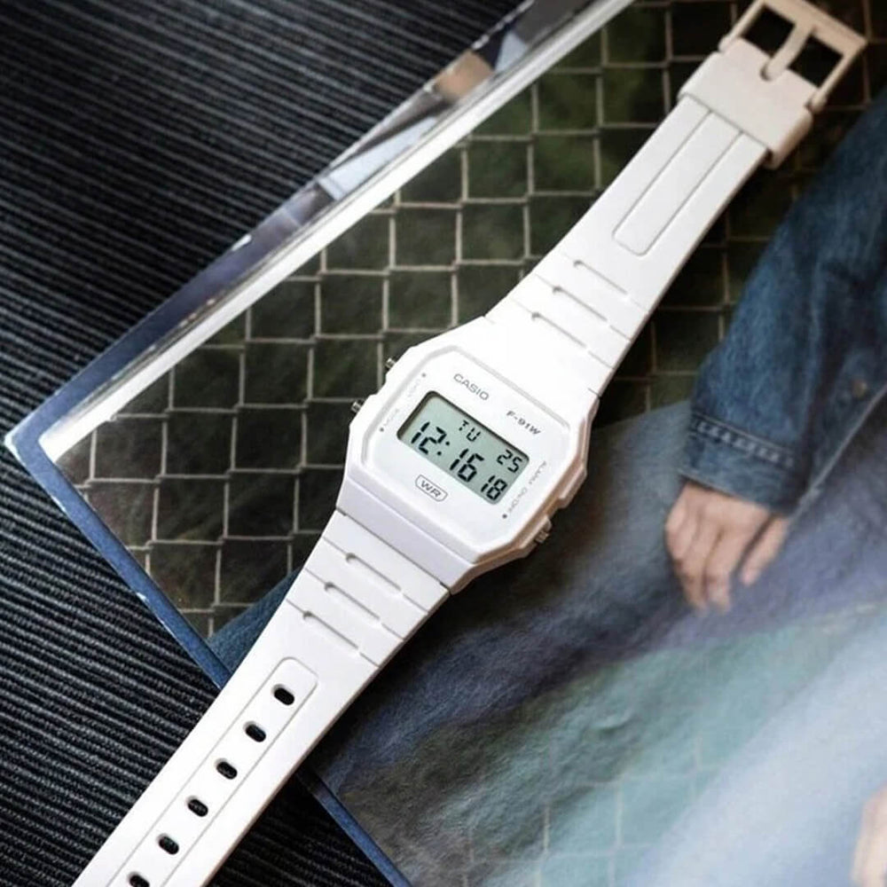 Reloj Casio Vintage F-91WB-7A de resina blanca estilo retro.