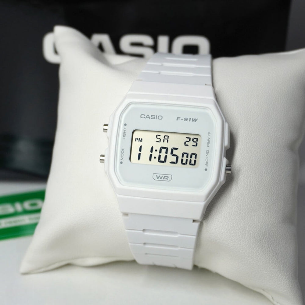 Casio F-91WB-7A con pantalla digital, alarma y cronómetro.