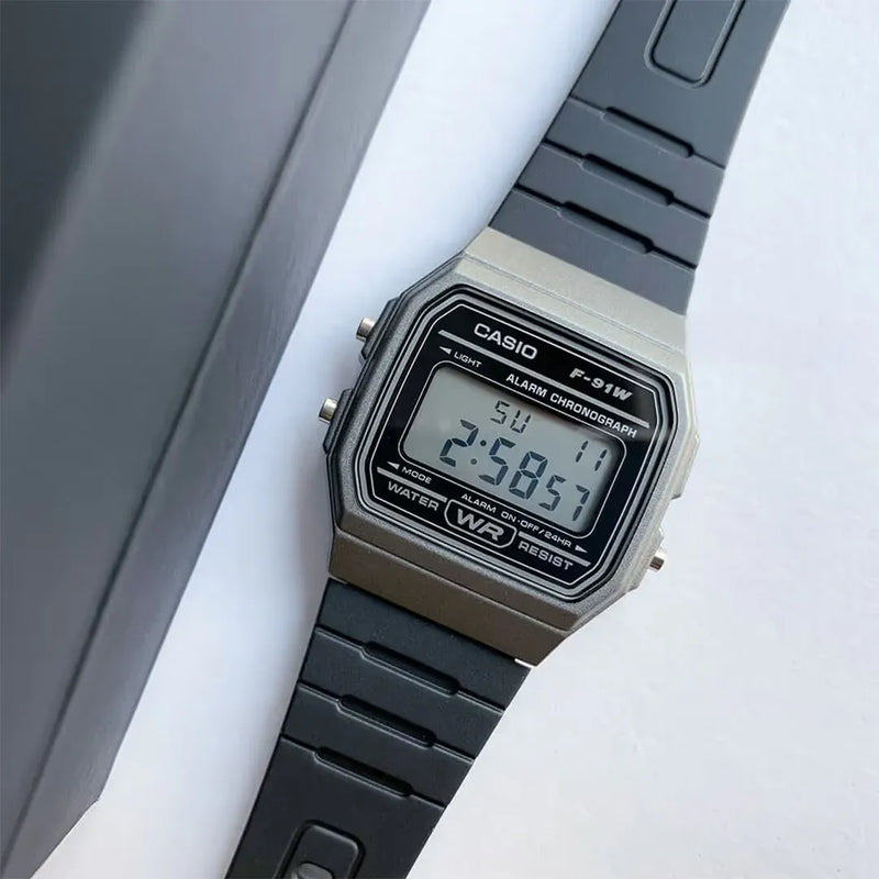 Vista lateral del Reloj Casio F-91WM-1B con caja de acabado metálico