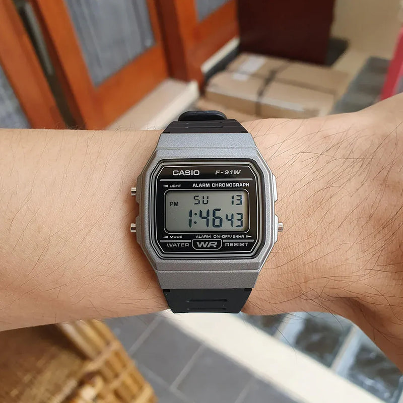 Reloj Casio F-91WM-1B puesto en la muñeca, estilo minimalista retro