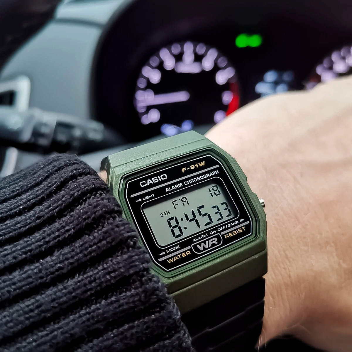 Casio Retro F-91WM-3A con pantalla digital y resina negra