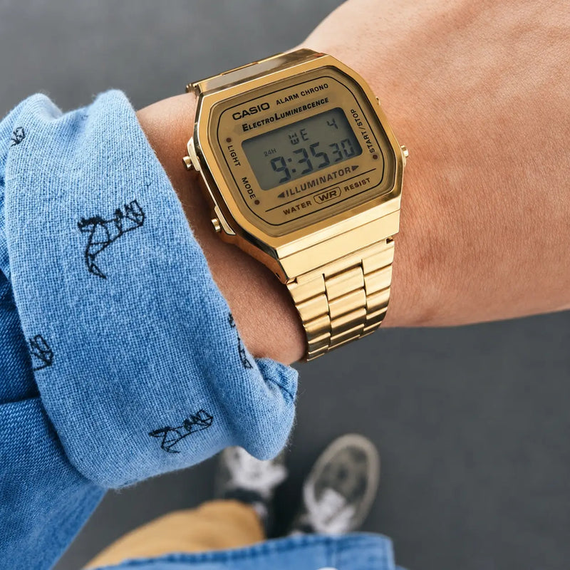 Reloj Casio A168WG-9W puesto en la muñeca, estilo retro clásico