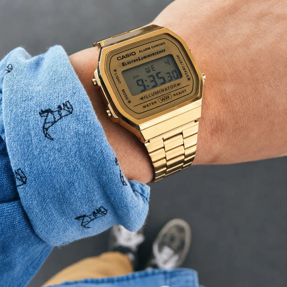 Reloj Casio A168WG-9W puesto en la muñeca, estilo retro clásico