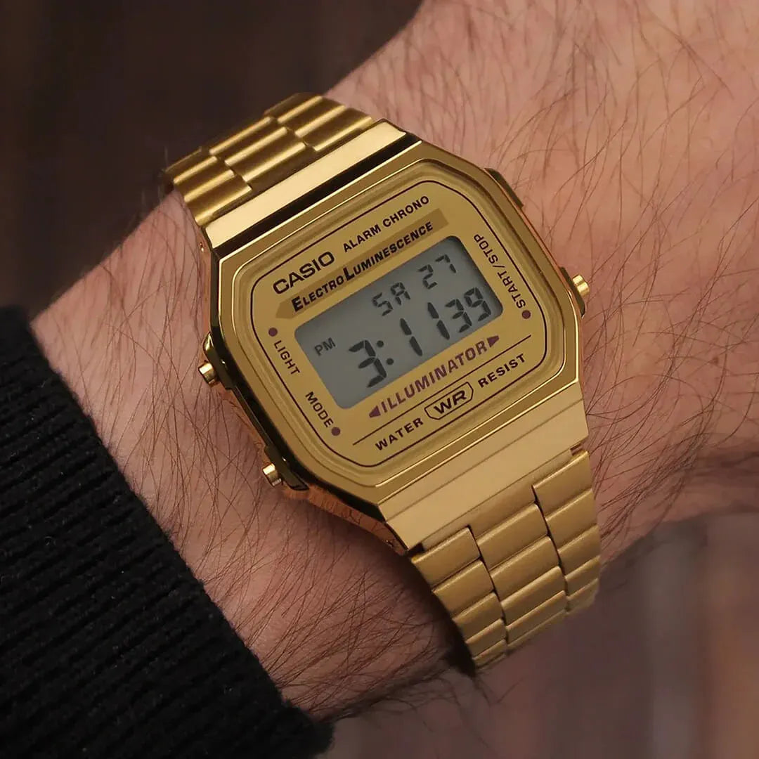 Reloj Casio A168WG-9W puesto en la muñeca, estilo retro clásico