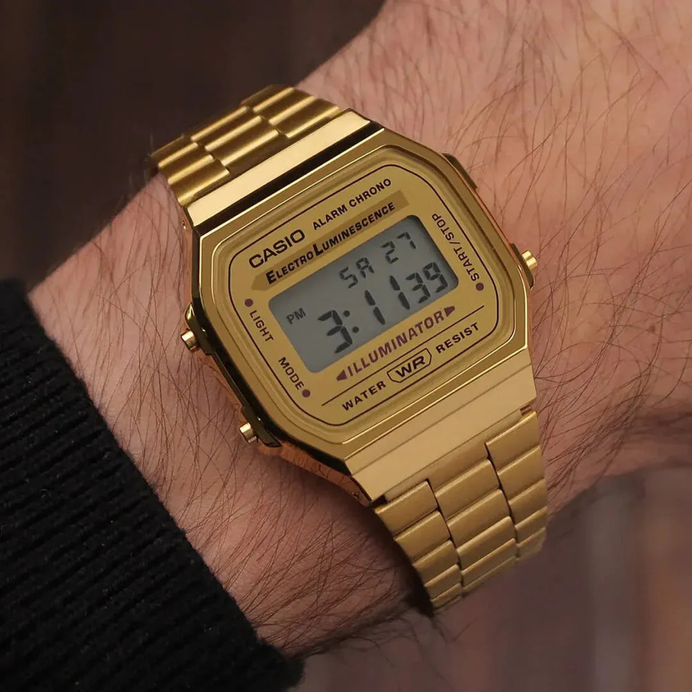 Reloj Casio A168WG-9W puesto en la muñeca, estilo retro clásico