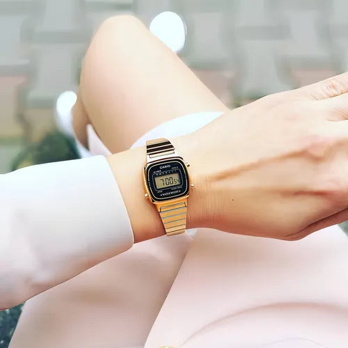 Casio LA670WGA-1DF mujer con pantalla digital y brazalete dorado