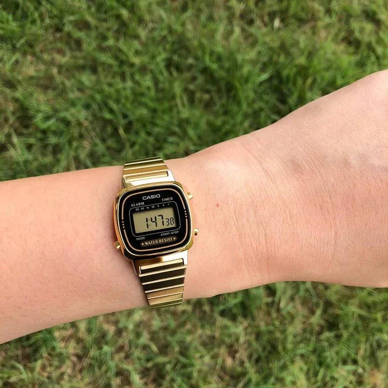 Casio Vintage LA670WGA-1DF dorado para mujer vista frontal